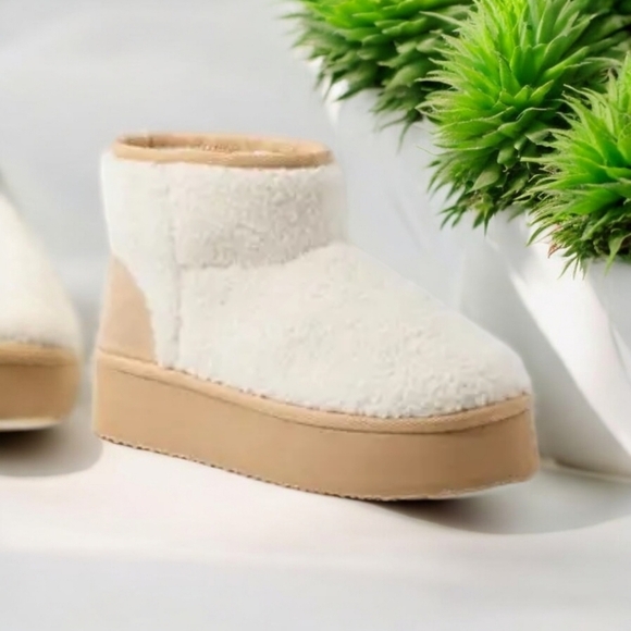 NEW!! - AMERICAN EAGLE Cozy Platform Booties - SIZE 8 - Picture 1 of 7